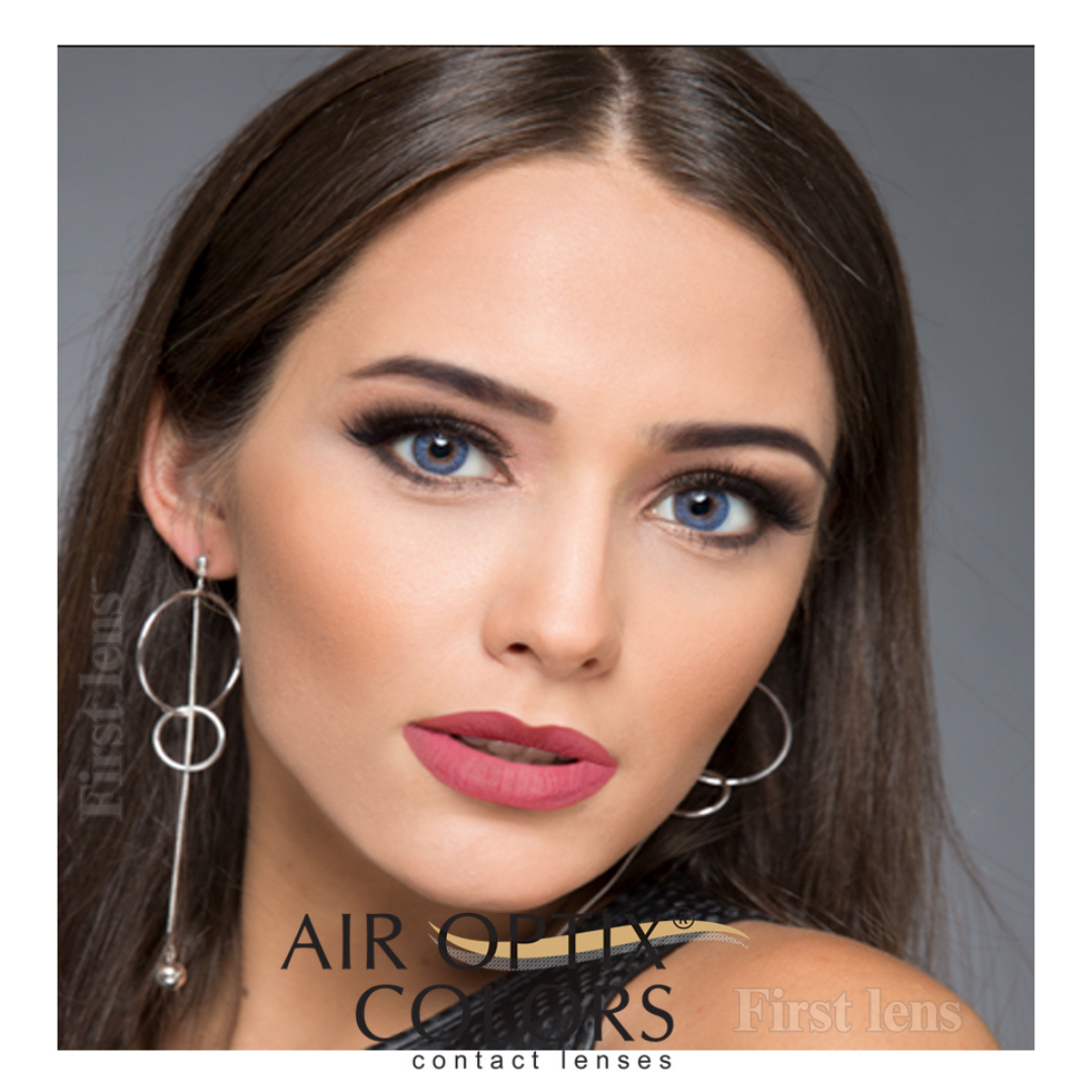 Vibrant Blue contact lenses close-up from Lens21