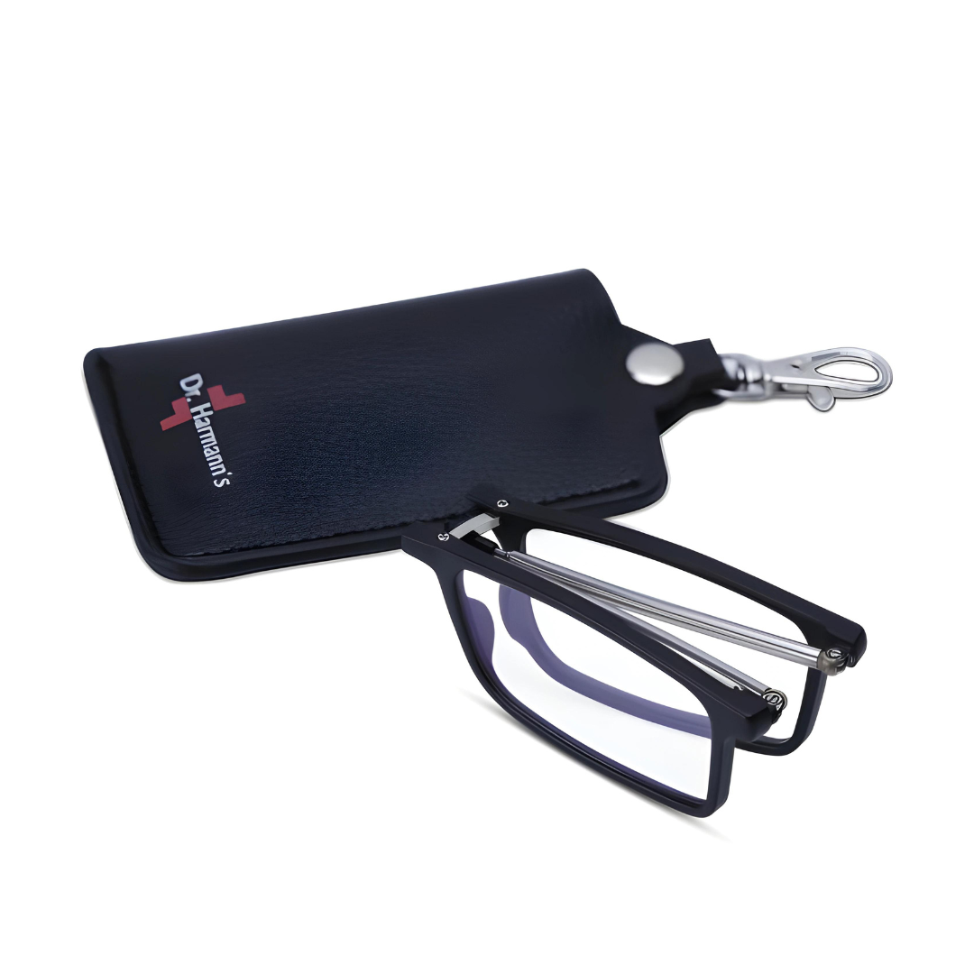 lens21 Person using Dr. Harmanns reading glasses Compact3