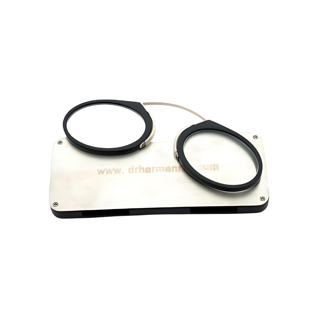 lens21 Closeup of someone holding Dr. Harmanns reading glasses Originali